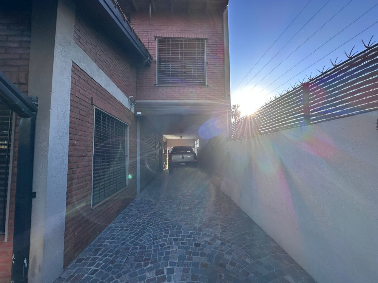 CASA 5 AMB CON PILETA | CASTELAR NORTE | TOMA DEPTO EN PARTE DE PAGO 
