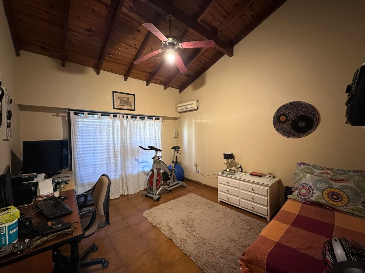 CASA 5 AMB CON PILETA | CASTELAR NORTE | TOMA DEPTO EN PARTE DE PAGO 