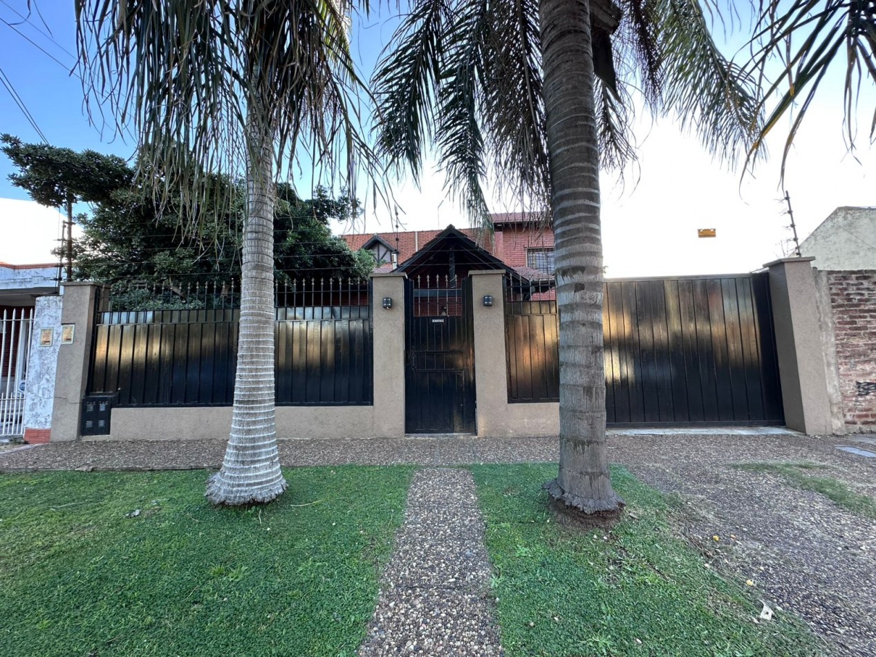 CASA 5 AMB CON PILETA | CASTELAR NORTE | TOMA DEPTO EN PARTE DE PAGO 