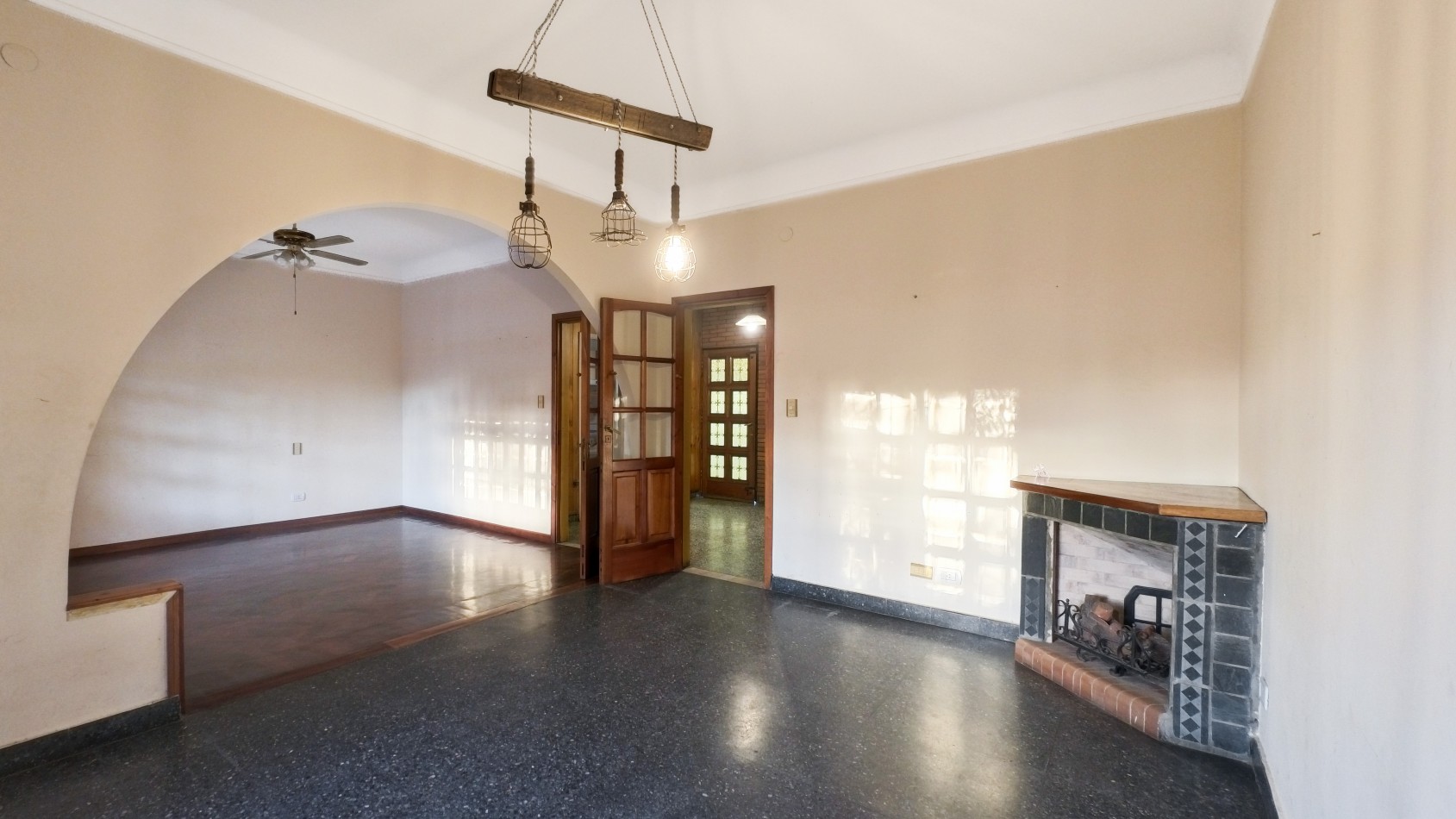 Hermosa Casa de 5 Ambientes en Dos Plantas con Cochera - ¡Apto Credito!