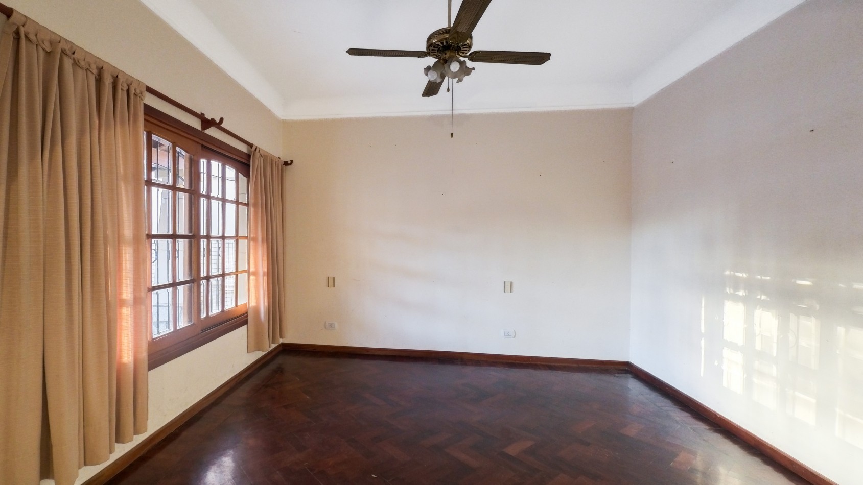 Hermosa Casa de 5 Ambientes en Dos Plantas con Cochera - ¡Apto Credito!