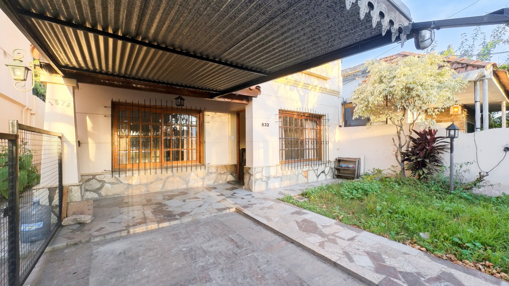 Hermosa Casa de 5 Ambientes en Dos Plantas con Cochera - ¡Apto Credito!