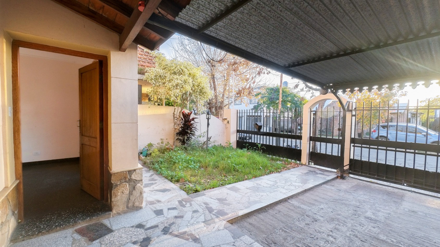 Hermosa Casa de 5 Ambientes en Dos Plantas con Cochera - ¡Apto Credito!