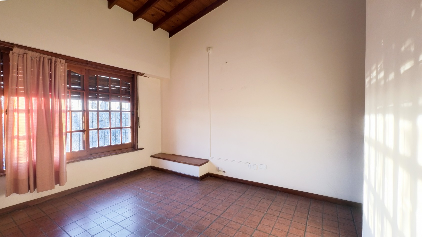 Hermosa Casa de 5 Ambientes en Dos Plantas con Cochera - ¡Apto Credito!