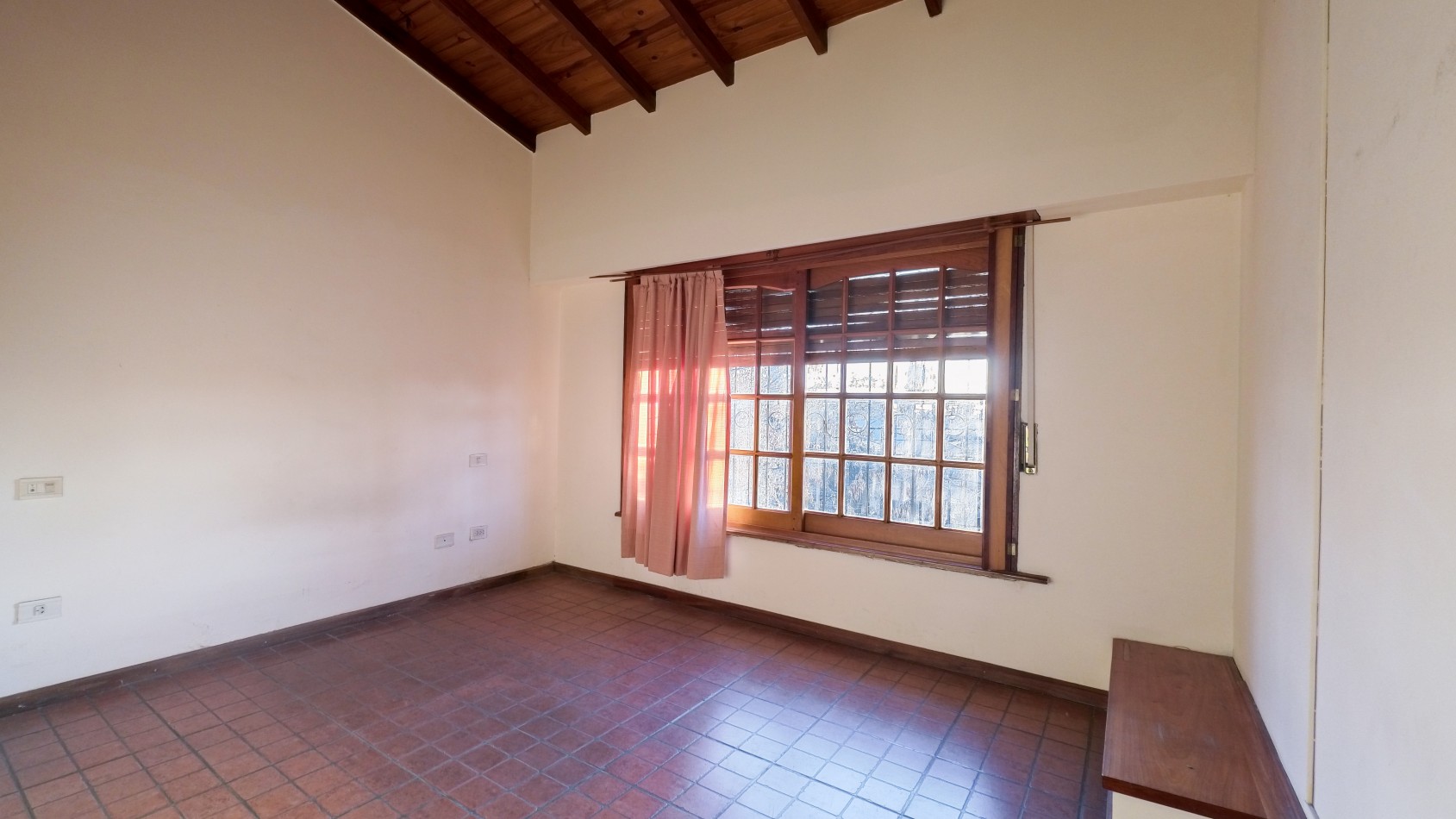 Hermosa Casa de 5 Ambientes en Dos Plantas con Cochera - ¡Apto Credito!