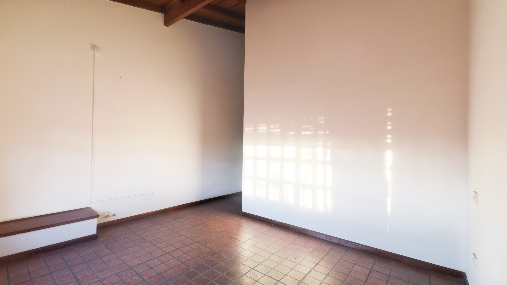Hermosa Casa de 5 Ambientes en Dos Plantas con Cochera - ¡Apto Credito!