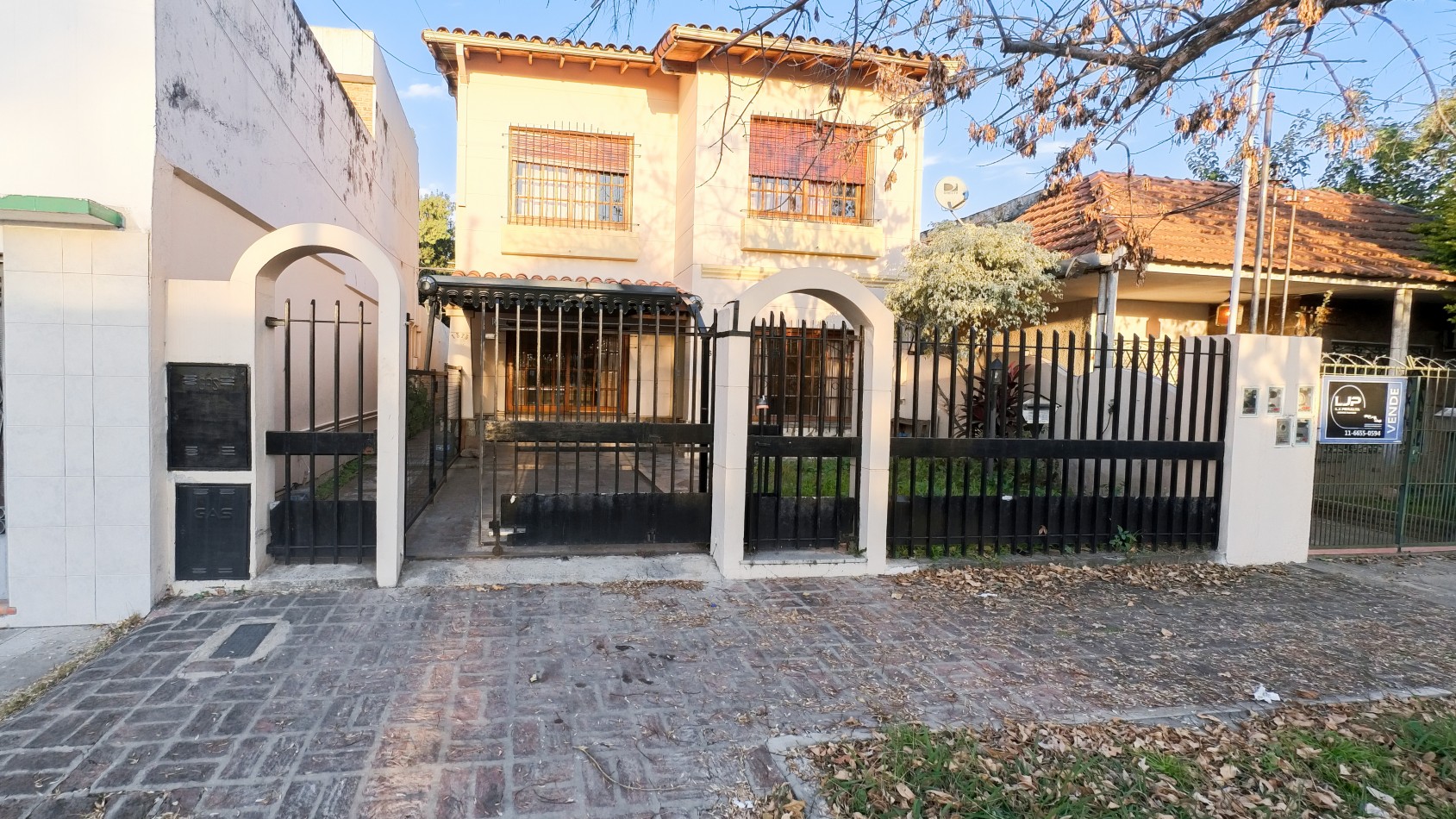 Hermosa Casa de 5 Ambientes en Dos Plantas con Cochera - ¡Apto Credito!
