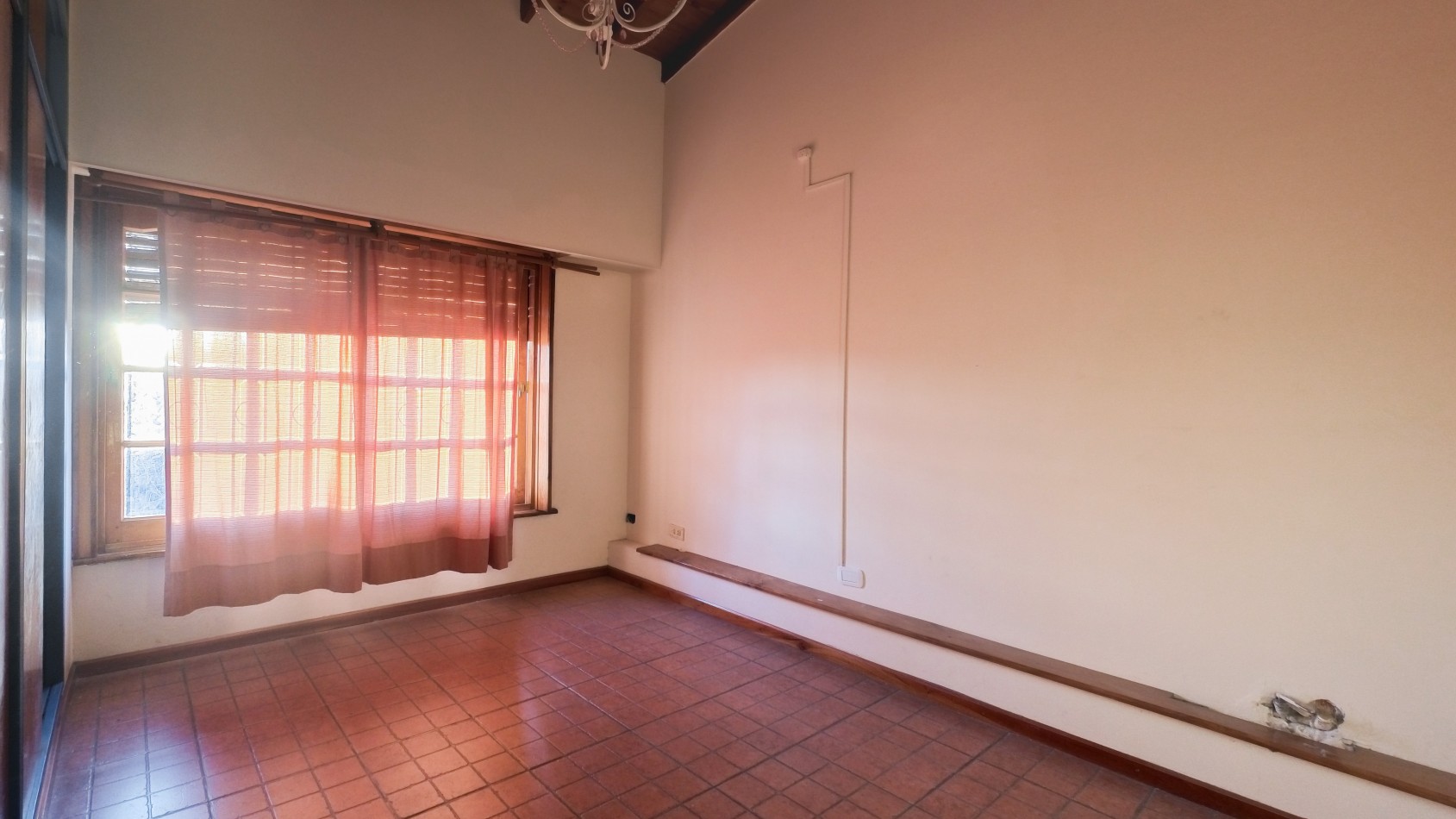 Hermosa Casa de 5 Ambientes en Dos Plantas con Cochera - ¡Apto Credito!