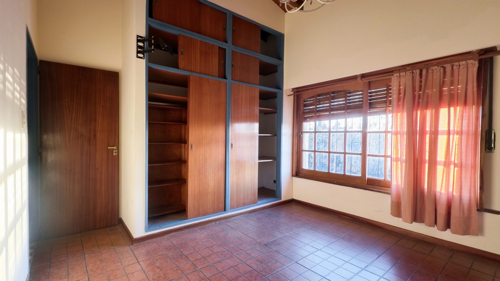 Hermosa Casa de 5 Ambientes en Dos Plantas con Cochera - ¡Apto Credito!