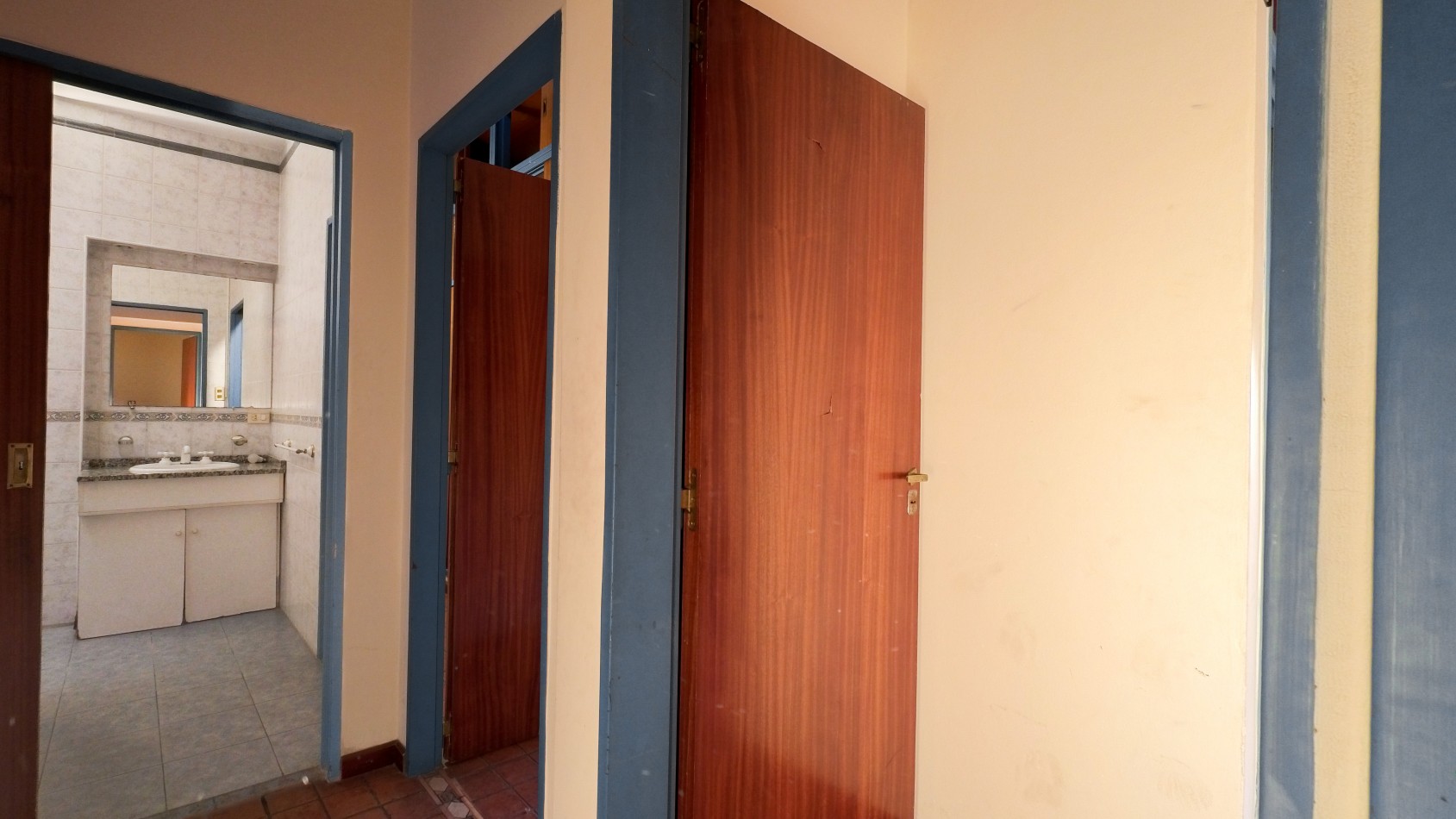 Hermosa Casa de 5 Ambientes en Dos Plantas con Cochera - ¡Apto Credito!