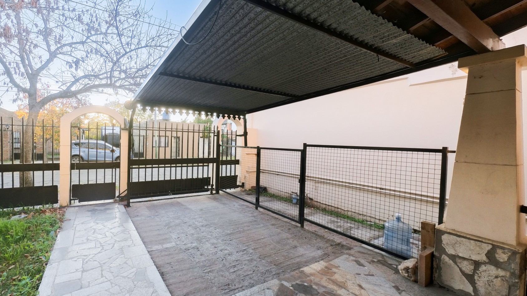 Hermosa Casa de 5 Ambientes en Dos Plantas con Cochera - ¡Apto Credito!
