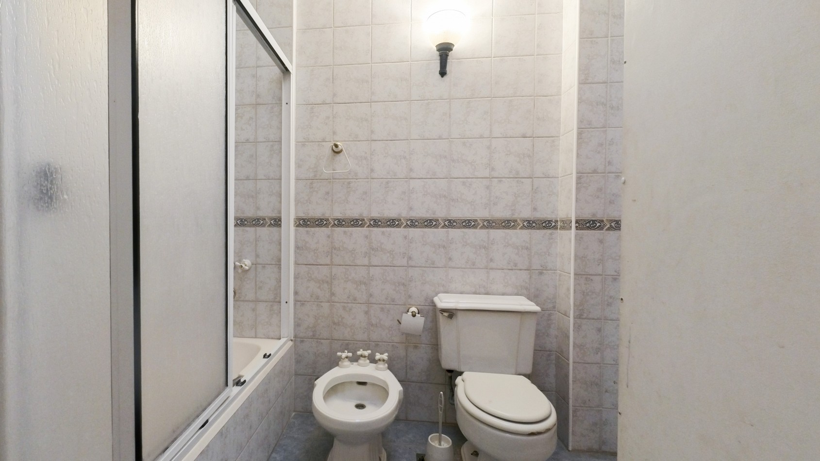 Hermosa Casa de 5 Ambientes en Dos Plantas con Cochera - ¡Apto Credito!