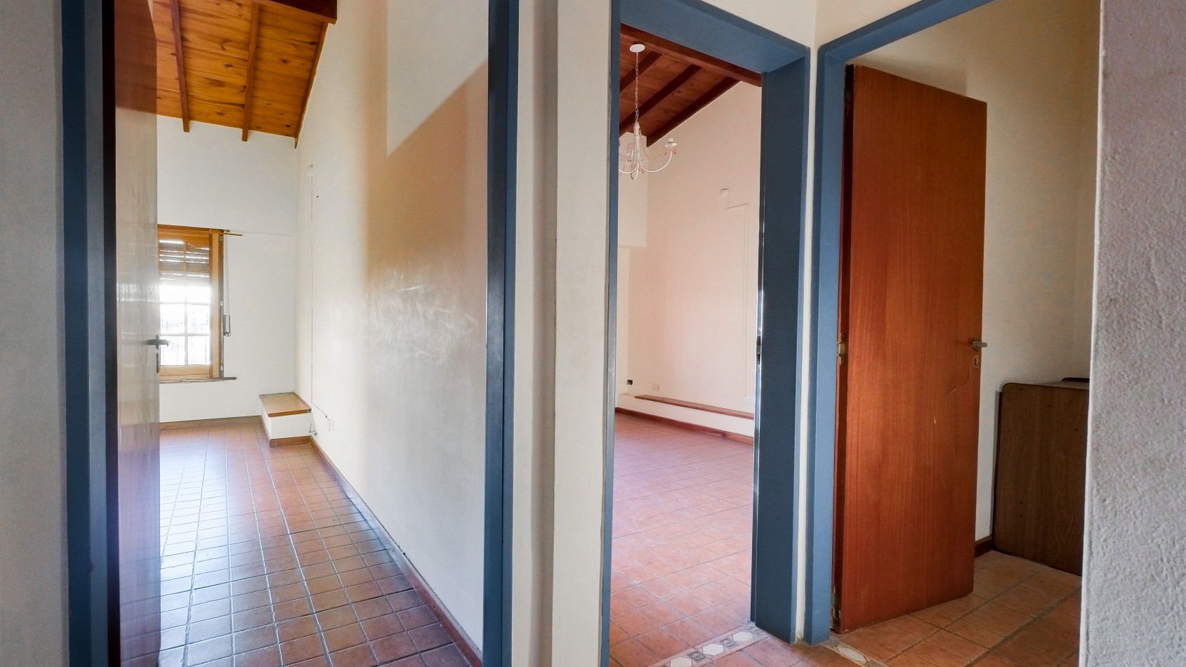 Hermosa Casa de 5 Ambientes en Dos Plantas con Cochera - ¡Apto Credito!