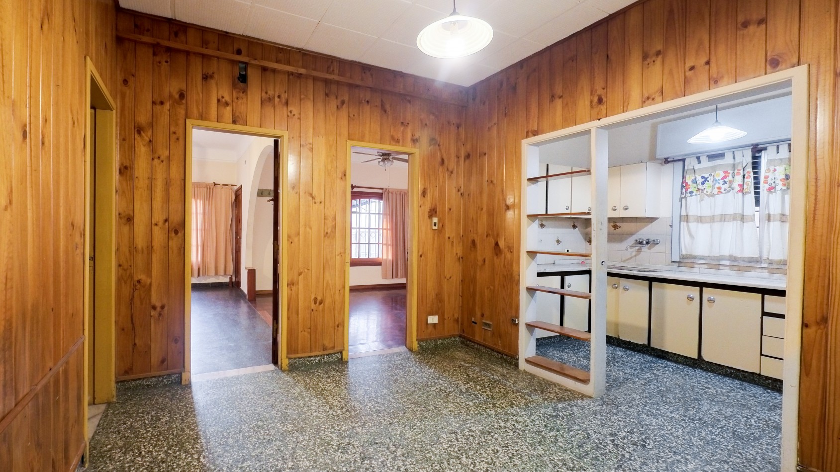 Hermosa Casa de 5 Ambientes en Dos Plantas con Cochera - ¡Apto Credito!