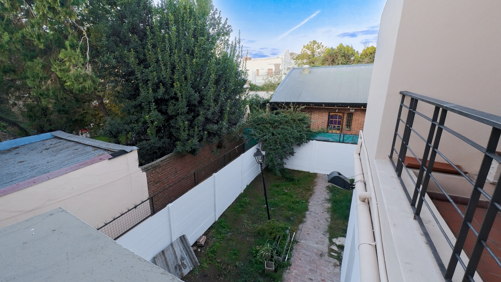 Hermosa Casa de 5 Ambientes en Dos Plantas con Cochera - ¡Apto Credito!