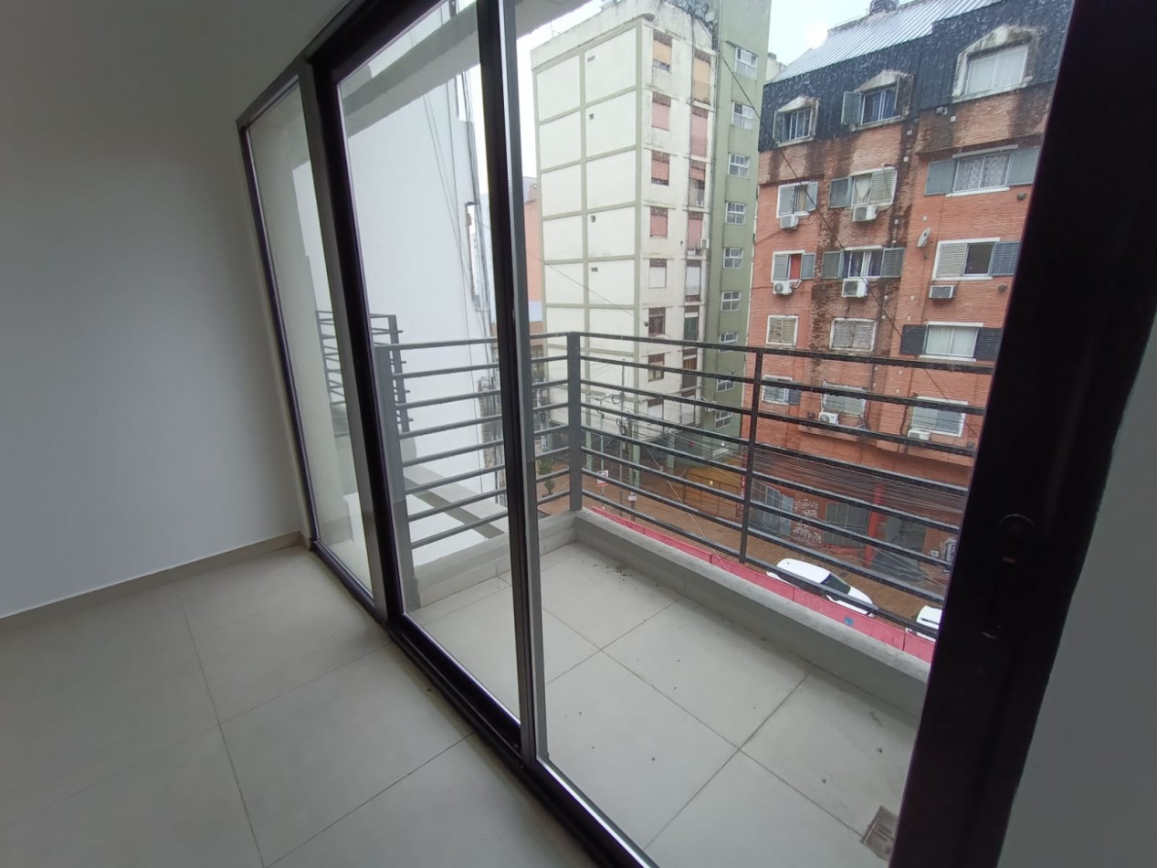 Venta monoambiente luminoso con balcon en Moron - Ideal inversion