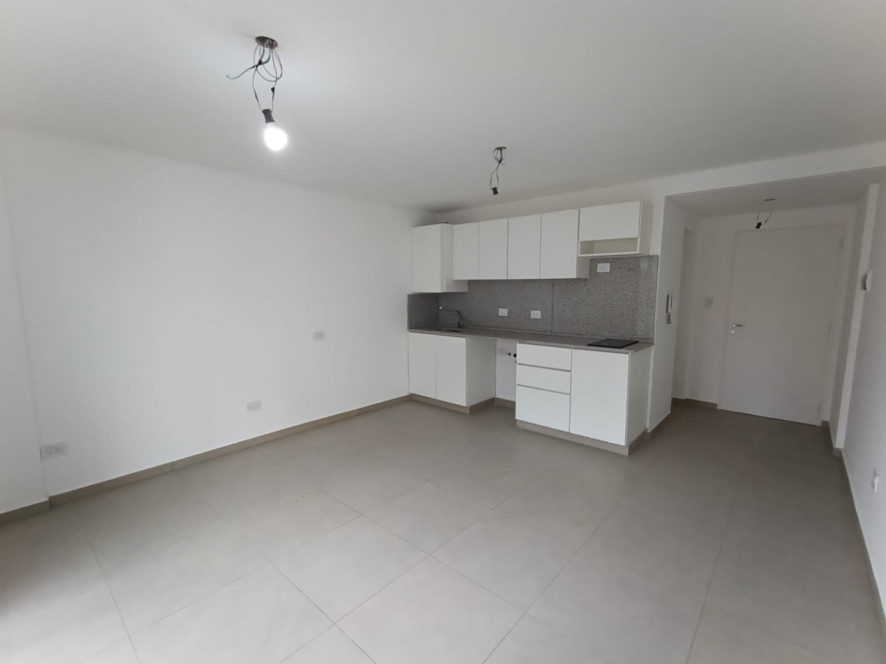 Venta monoambiente luminoso con balcon en Moron - Ideal inversion