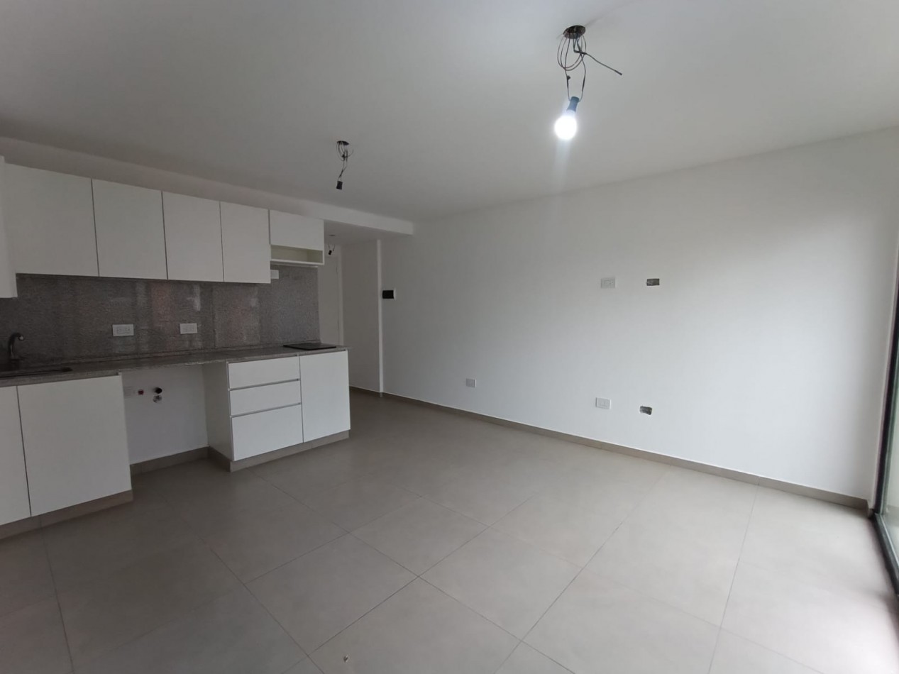 Venta monoambiente luminoso con balcon en Moron - Ideal inversion