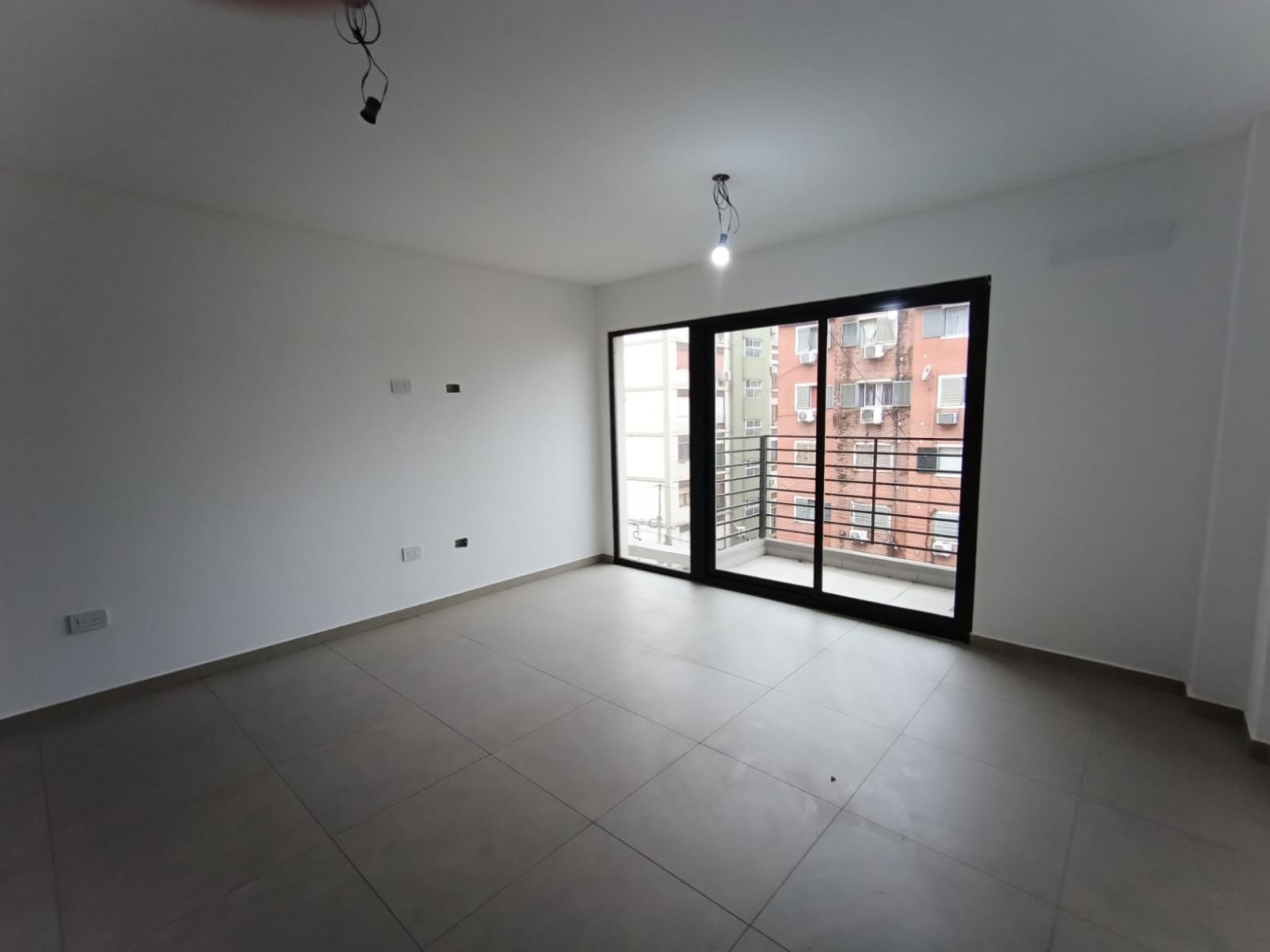 Venta monoambiente luminoso con balcon en Moron - Ideal inversion