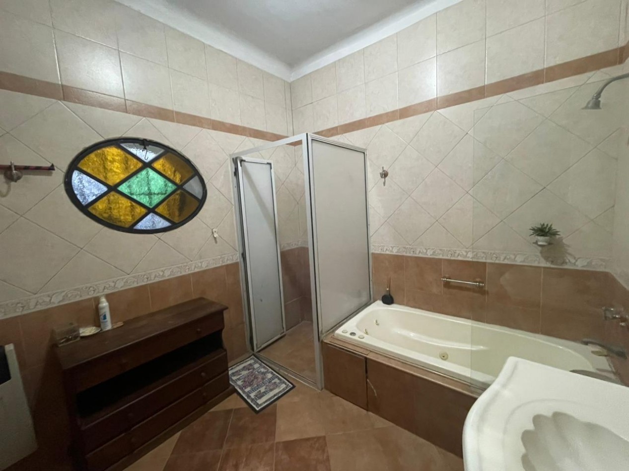 Casa con Quincho y Pileta en Castelar