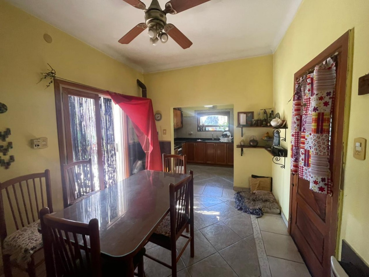 Casa con Quincho y Pileta en Castelar