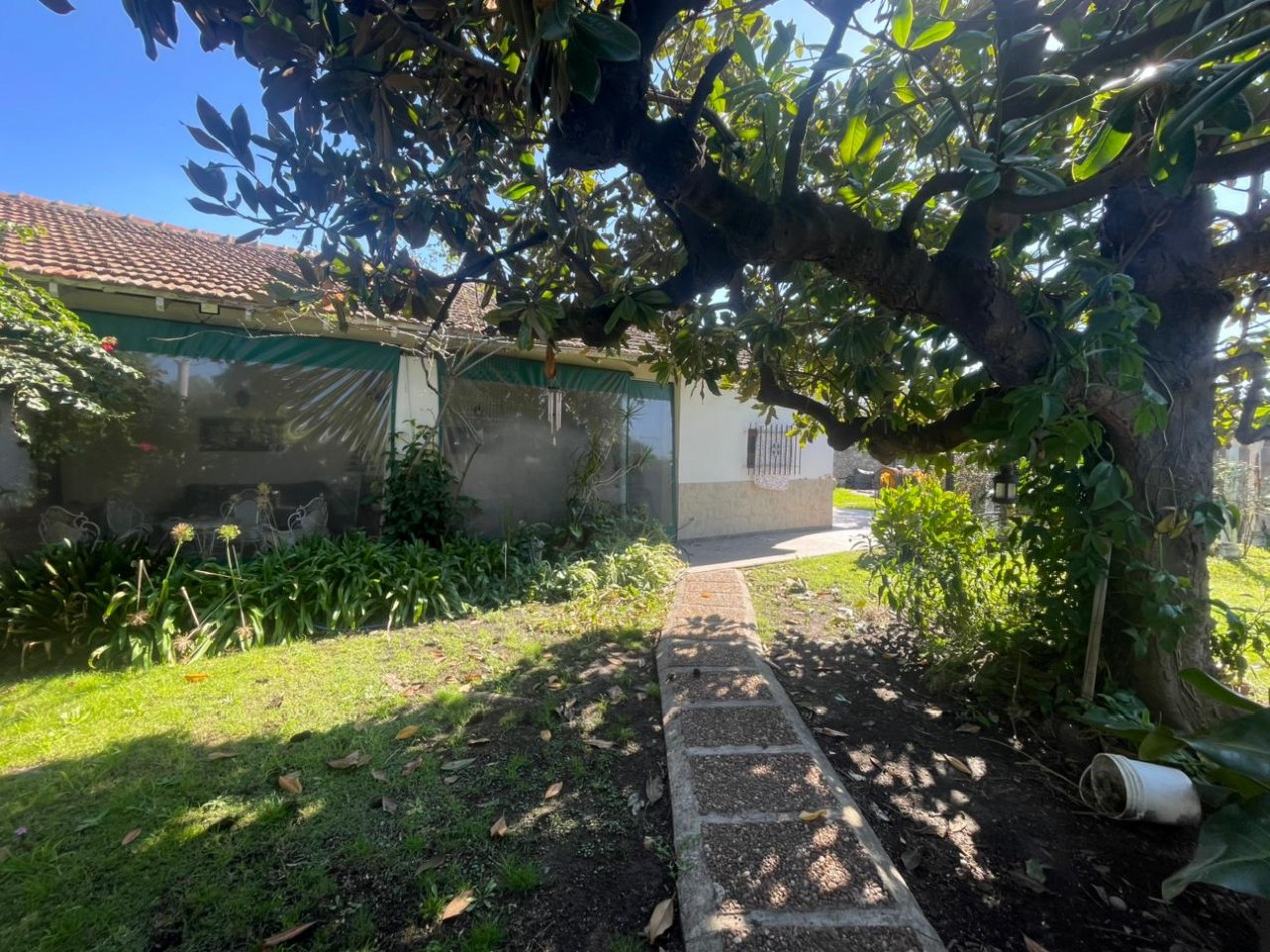 Casa con Quincho y Pileta en Castelar