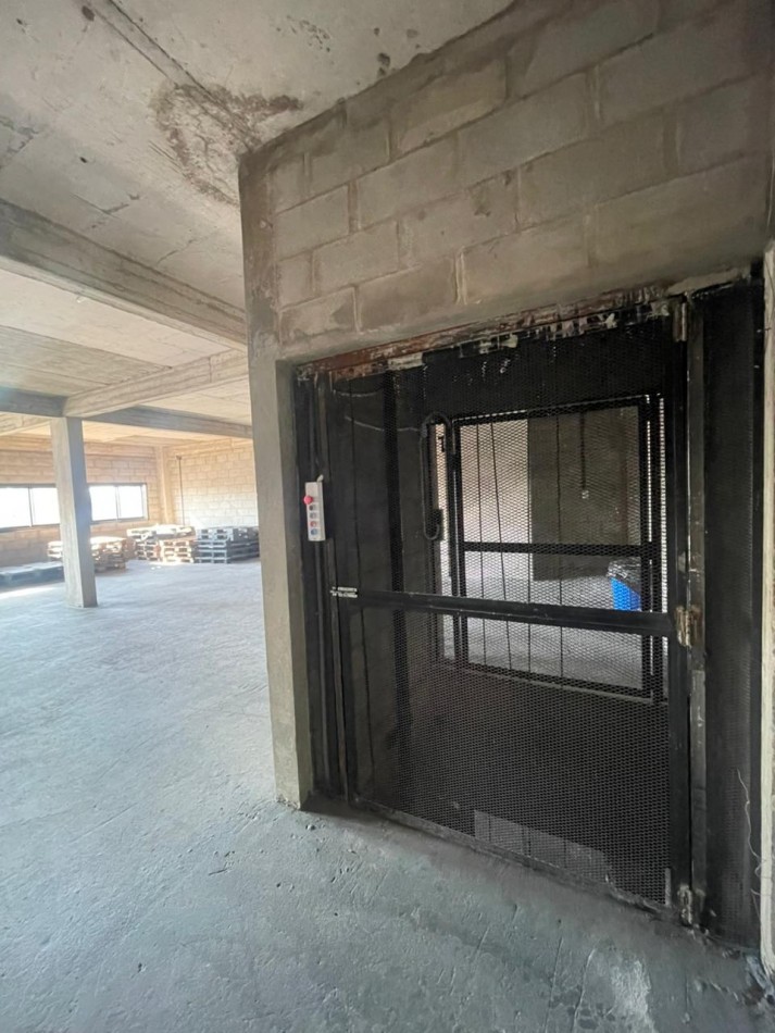 Deposito Industrial En Block 420m² Con Montacargas - Ituzaingo Norte