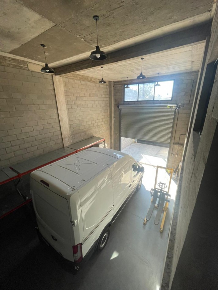 Deposito Industrial En Block 420m² Con Montacargas - Ituzaingo Norte
