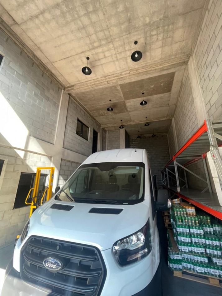 Deposito Industrial En Block 420m² Con Montacargas - Ituzaingo Norte