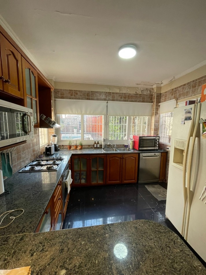 CASA 4 AMBIENTES C/PILETA CASTELAR NORTE