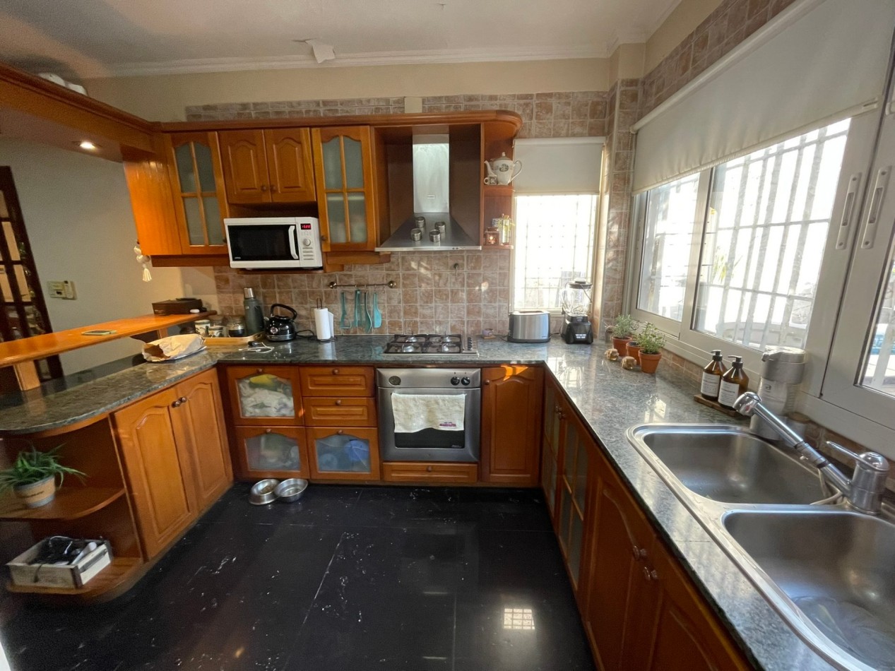 CASA 4 AMBIENTES C/PILETA CASTELAR NORTE