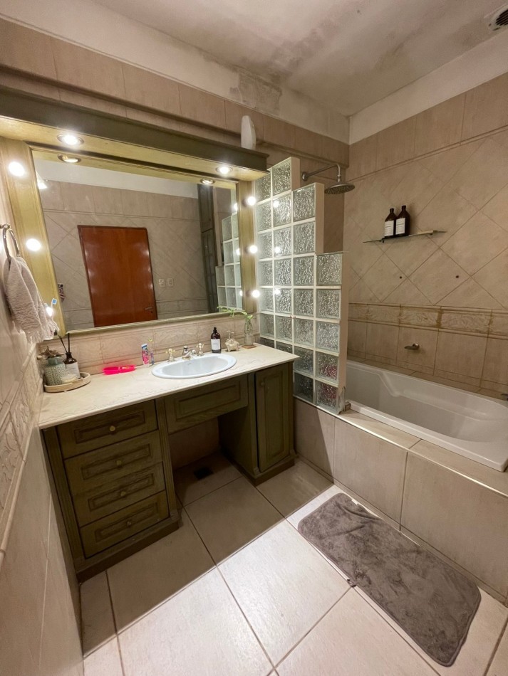 CASA 4 AMBIENTES C/PILETA CASTELAR NORTE