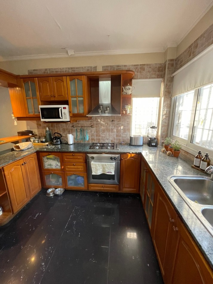 CASA 4 AMBIENTES C/PILETA CASTELAR NORTE