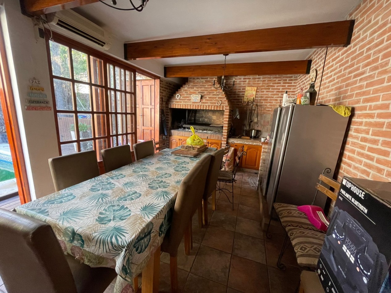 CASA 4 AMBIENTES C/PILETA CASTELAR NORTE