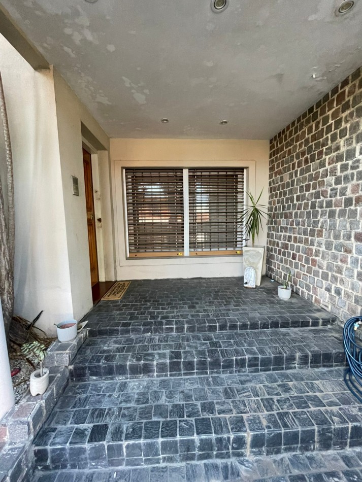CASA 4 AMBIENTES C/PILETA CASTELAR NORTE