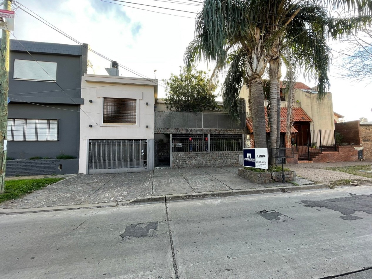CASA 4 AMBIENTES C/PILETA CASTELAR NORTE