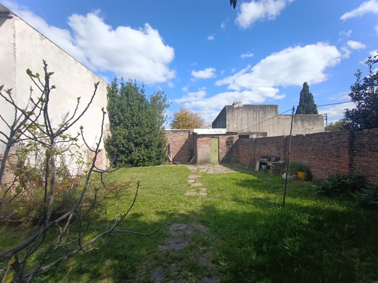 Venta casa 3 ambientes Castelar A RECICLAR 10 x 38mts APTO CREDITO