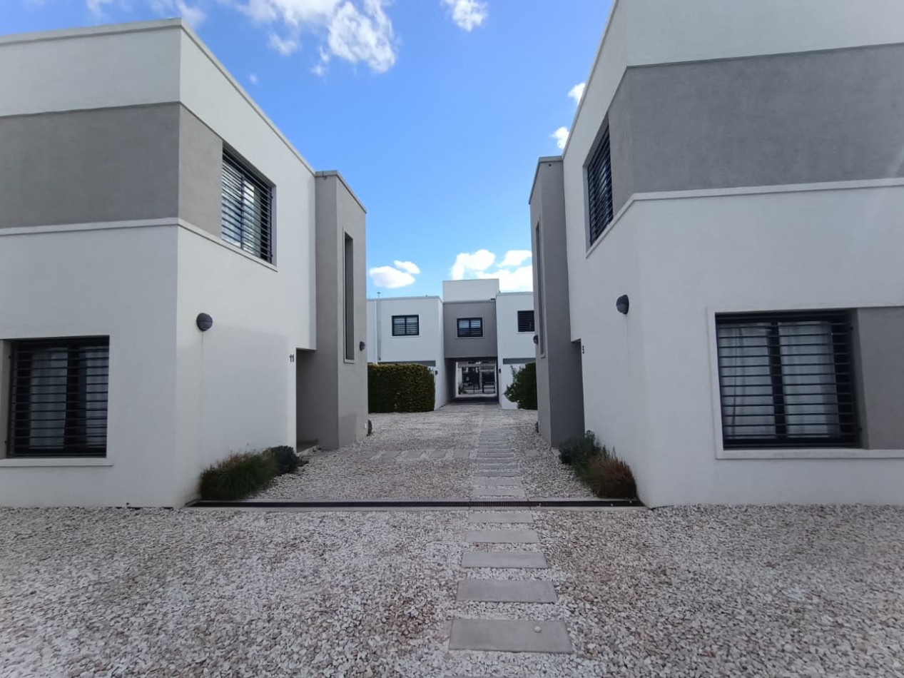 Venta duplex 3 ambientes Ituzaingo Norte en complejo
