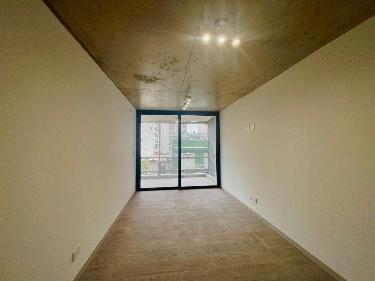 Departamento 3 ambientes contra frente a estrenar en Parque Centenario, 2do piso/con cochera 